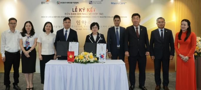 왼쪽 네번째부터 루 부 쯔엉 담 BV Life 회장, 이경숙 (사)청주시화장품기업협회장, 왼쪽 일곱번째부터 이범석 청주시장, 원광희 청주시정연구원장