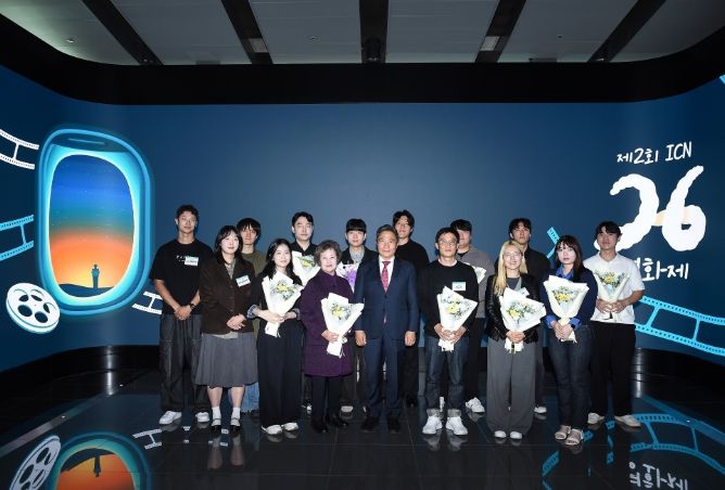23일 인천공항 제2여객터미널 강동석관에서 진행된 ‘제2회 ICN 26(아이씨엔 이륙) 영화제 시상식’에서 인천국제공항공사 이학재 사장(사진 앞줄 왼쪽에서 네 번째) 및 수상자들이 기념촬영을 하고 있다.
