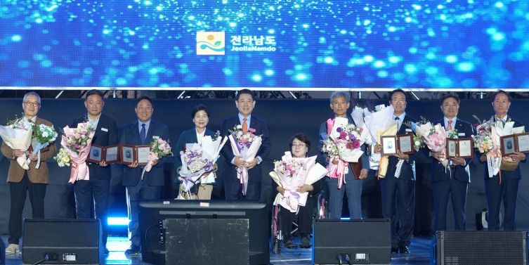 김영록 전라남도지사가 24일 도청 OK도민광장에서 열린 ‘제29회 전라남도 도민의 날’ 기념행사에 참석해 자랑스러운 전남인 상을 시상하고 기념촬영을 하고 있다.
