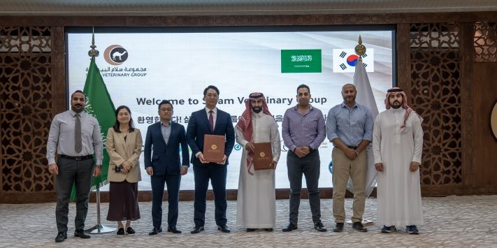 2025.10.24. ㈜코쿤-SVG MOU체결 / 사우디아라비아-좌측부터 SVG Executive Office Manager, Ahmad Nagm / ㈜코쿤 이혜존 박사 / ㈜코쿤 송제민 기술이사 / ㈜코쿤 양희재 대표이사 / SVG CEO, Saleh Bin Abdulazia Al Tuaijri / SVG Central Labs Manager, Ahmad Anwar / SVG Project Director, Eng. Hossan