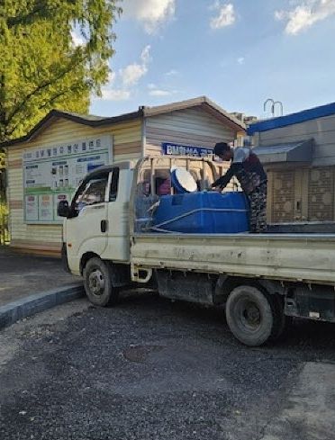 농업인이 BM활성수를 용기에 공급받고 있는 모습