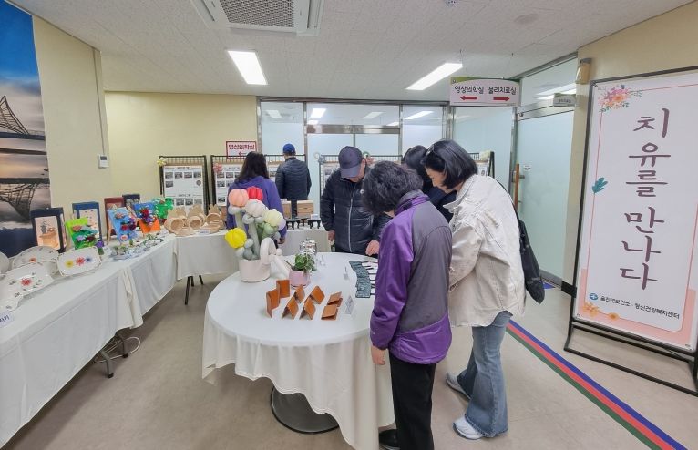 울진군 정신건강복지센터는 울진군 보건소 본관 1층 로비에서 제 2회 치유를 만나다‘를 주제로 정신건강 주간재활 프로그램 참여자들의 작품 전시회를 열었다