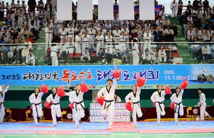 지난 1일 열린 2025 대한민국 독도수호태권도대회 개회식 후 대경대학교 태권도시범단이 축하공연을 펼치고 있다.