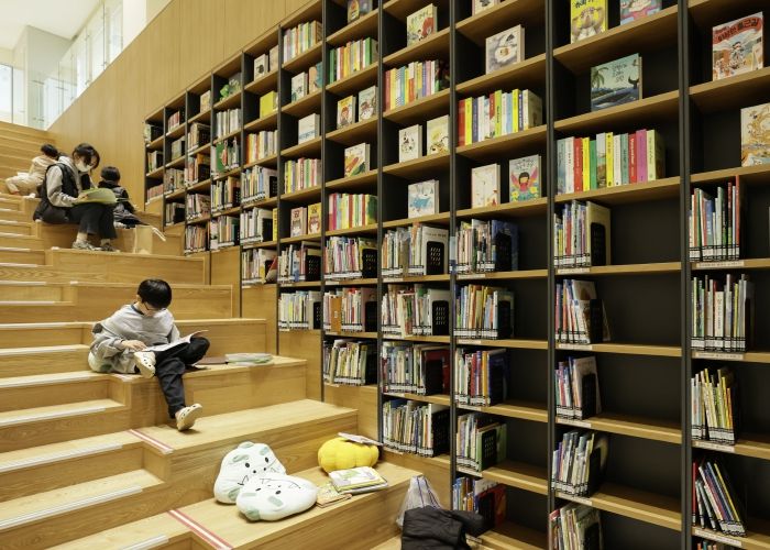 시민들이 화성동탄중앙도서관을 이용하고 있다