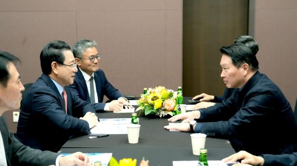 김영록 전라남도지사가 3일 서울 코엑스 오픈미팅룸에서 최태원 SK그룹 회장과 면담을 갖고 ‘오픈AI AI데이터센터’ 등과 관련해 투자협의를 하고 있다.