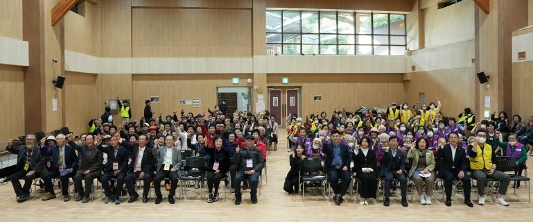 나주시가 국립나주숲체원 대강당에서 ‘숲속치매안심학교’ 졸업식을 개최했다.