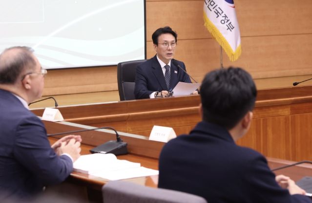 김민석 국무총리가 10일 세종대로 정부서울청사에서 열린 2050 탄소중립녹색성장위원회 제5차 전체회의를 주재하고 있다.