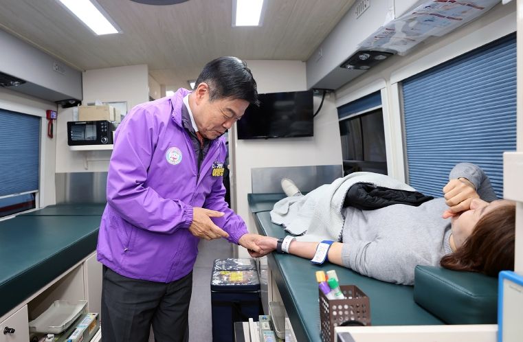 이필형 동대문구청장이 헌혈하는 직원을 격려하고 있다.