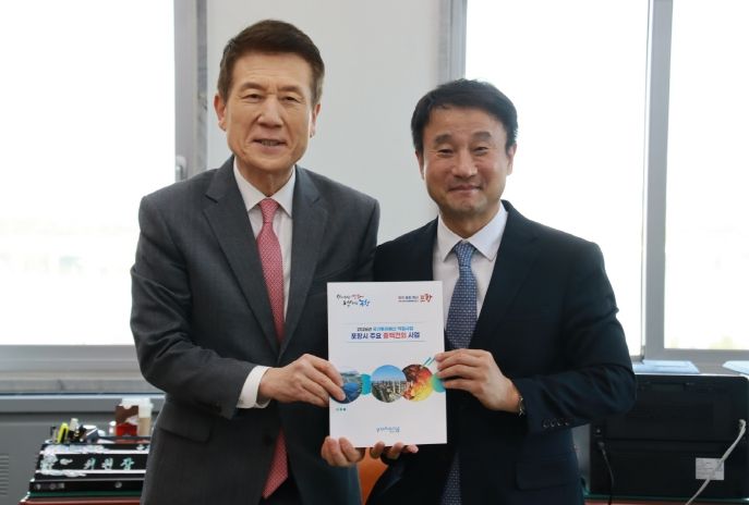 왼쪽부터 이강덕 포항시장, 한병도 예결위원장