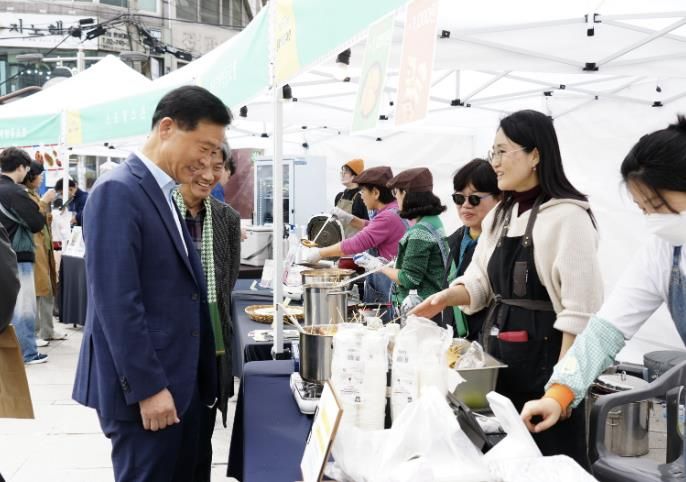 이승로 성북구청장이 성북MOA마켓 행사에 참석한 모습