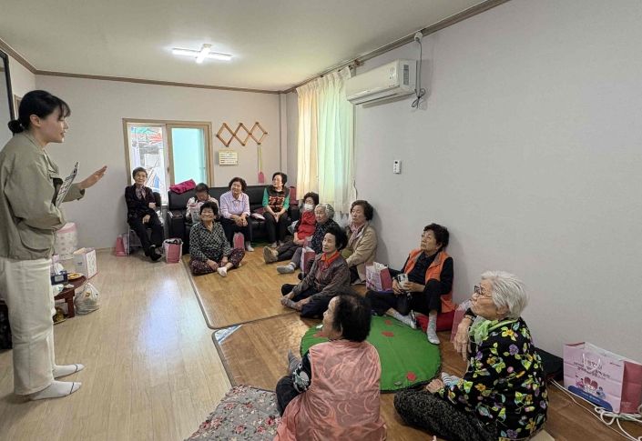 밀양시보건소 관계자가 지역 경로당을 방문해 진드기 매개 감염병 예방수칙을 안내하고 있다.