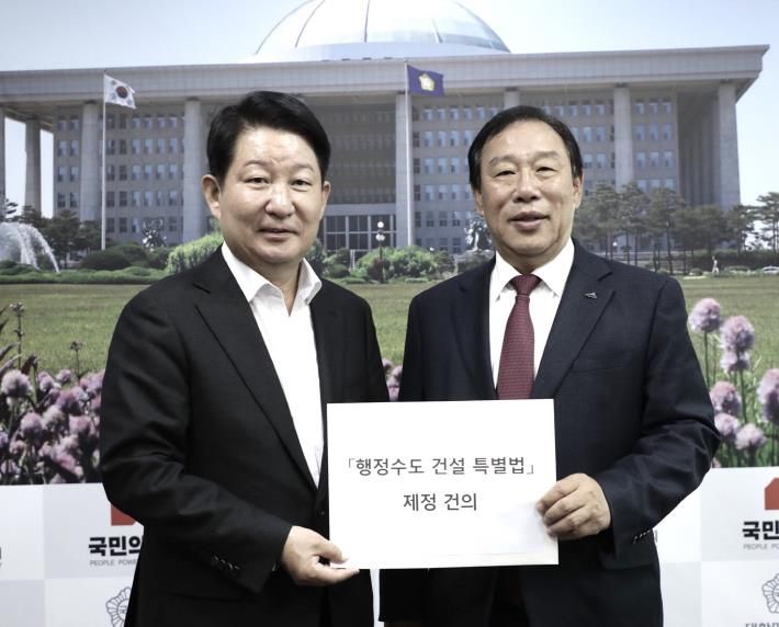 왼쪽부터 권영진 국회의원, 최민호 시장