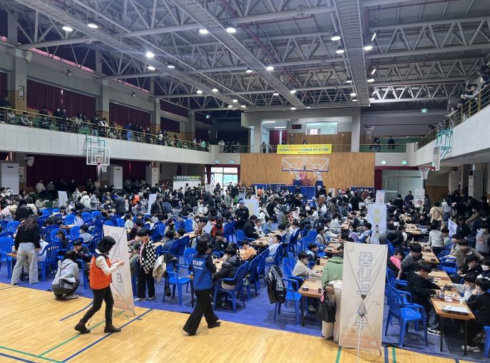 제13회 시장배 전국아마추어 바둑대회에 참가한 학생부 선수들이 경기에 임하고 있다.