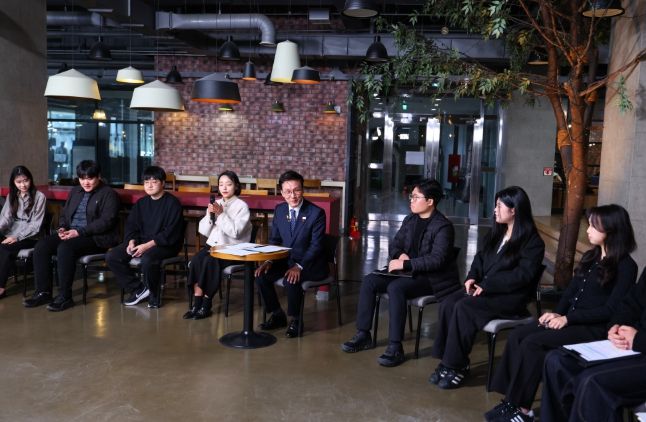 김민석 국무총리가 28일 대전 충남대학교에서 열린'미래대화 1·2·3#청년금융' 제5차 K-토론나라에서 고졸 청년 대출금리 및 청년미래적금 등과 관련한 청년들의 제안을 경청하고 있다.