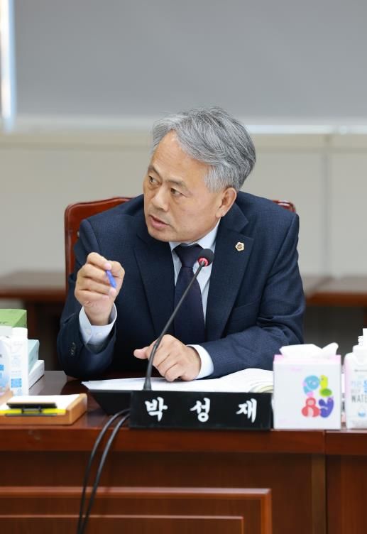 박성재 전남도의원이 행정부지사 윤진호 직무대리에게 질의하고 있다.