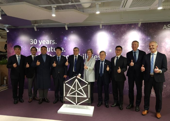 조승문 화성특례시 제2부시장이 히쳄 엠사드 ASM CEO, 이영석 ASM 코리아 대표 등 주요 내빈들과 기념촬영을 하고 있다