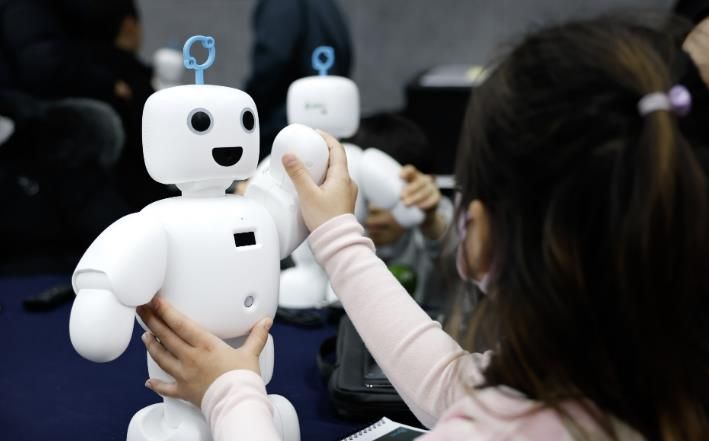 ’25. 2. ‘초등학생 AI친구 로봇사업 설명회’에서 한 어린이가 로봇 사용법을 배우고 있다