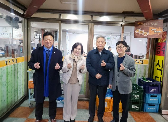 군포시의회 의원들은 9일 ‘군포시 착한가격업소’ 이용 활성화를 위해 산본로데오거리 내 현주식당을 찾아 점심을 했다.