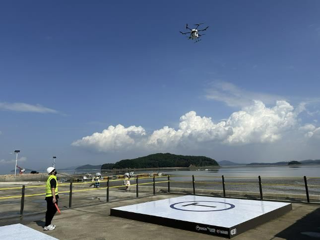 드론이 중왕항 배송 거점에서 이륙하는 모습