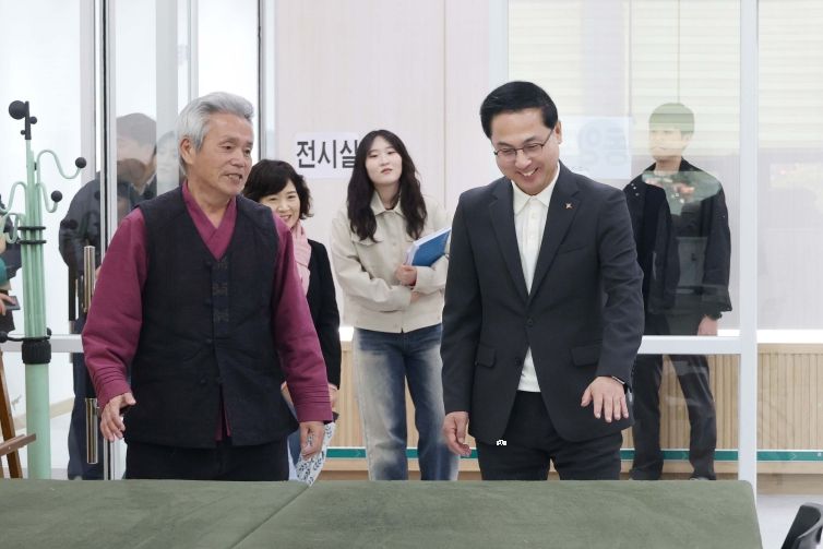 지난 10월 개관을 앞두고 박희조 동구청장과 관계자들이 현장 점검을 실시햐고 있는 모습