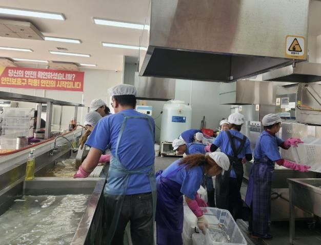 세척 작업 중인 세척사업단