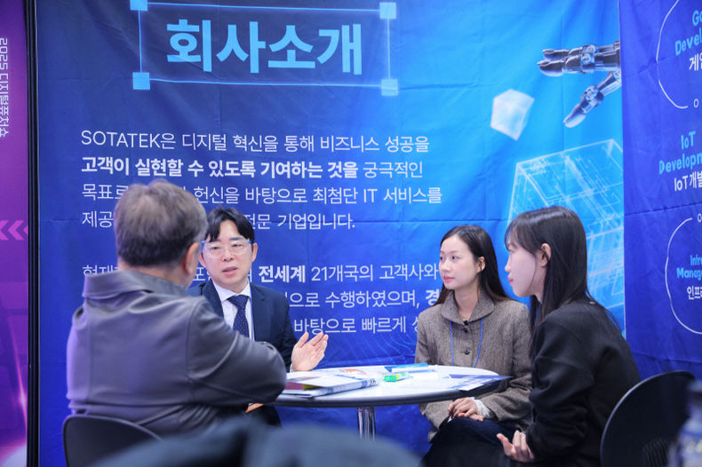 소타텍 코리아 멤버들이 디지털 퓨처쇼 2025 현장에서 업계 관계자들과 네트워킹하는 모습