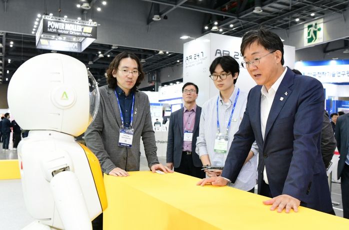 이민근 안산시장이 킨텍스에서 열린 '2024로보월드'에서 관계자로부터 휴머노이드로봇에 대한 설명을 청취하고 있다.