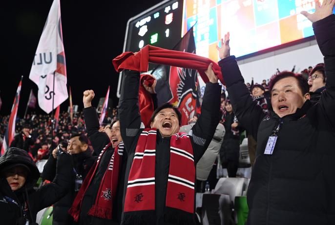 이달 8일 부천FC1995 승강 PO 2차전 경기에서 골을 넣자, 조용익 부천시장이 기뻐하고 있다