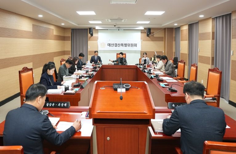 아산시의회 예산결산특별위원회가 각 상임위원회에서 예비 심사를 마친 2026년도 예산안을 제3차 회의에서 심사·의결하고 있다.