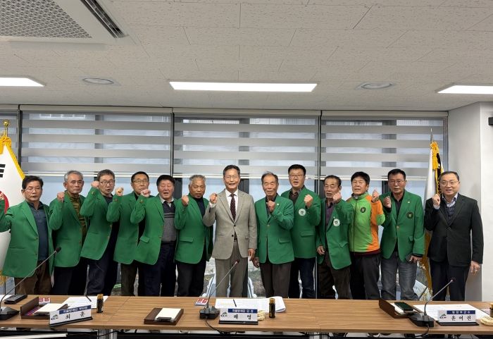 지난 16일, 겨울철 재난 대비를 위한 간담회에서 윤여권 부군수와 지역자율방재단이 함께 기념촬영을 하고 있다.