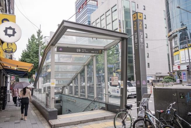 길동역 2번 출입구 현장사진