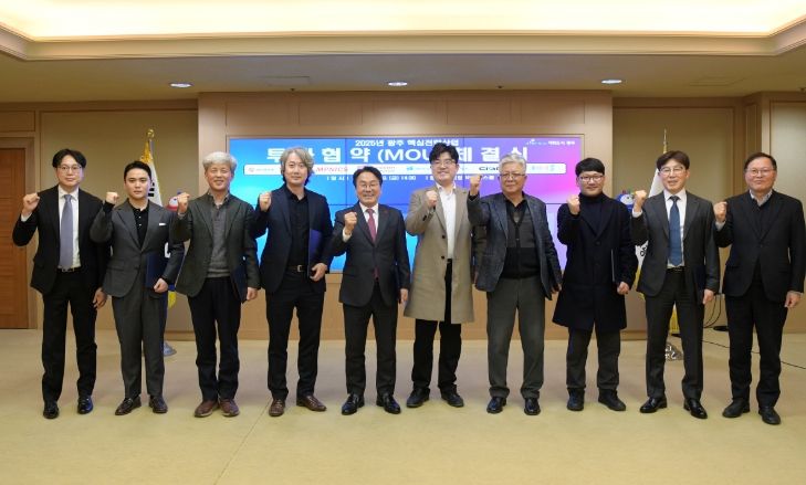 강기정 광주광역시장이 19일 오후 시청 비즈니스룸에서 2025년 광주 핵심전략산업 투자협약을 체결한 후 참석자들과 함께 기념촬영을 하고 있다. /광주광역시 제공