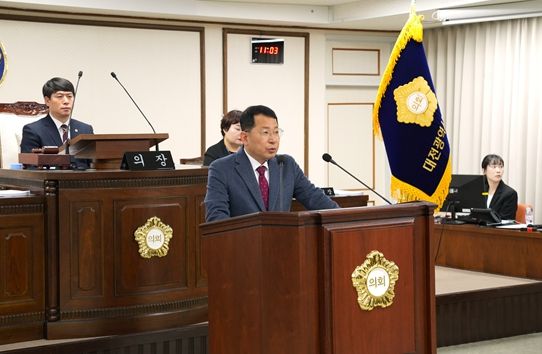 제270회 대전중구의회 제2차정례회 제4차 본회의에서 김석환 의원이 5분자유발언을 하고 있다.