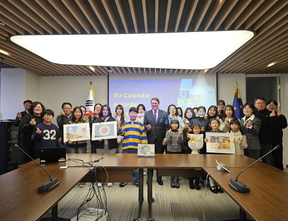 고성군 학생들, 주한 유럽연합 학생 달력 그림 공모전 시상식 참석