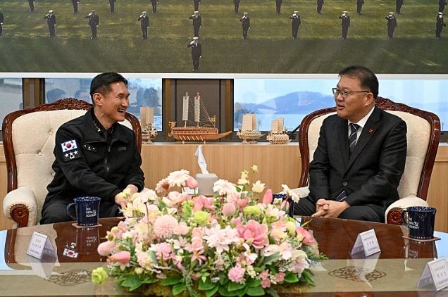 왼쪽부터 박규백 해군사관학교장, 장금용 창원특례시장 권한대행