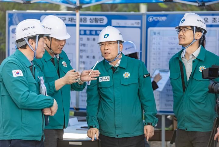 김경호 광진구청장이 통합지원본부에서 현장 훈련 상황을 전달받고 있다