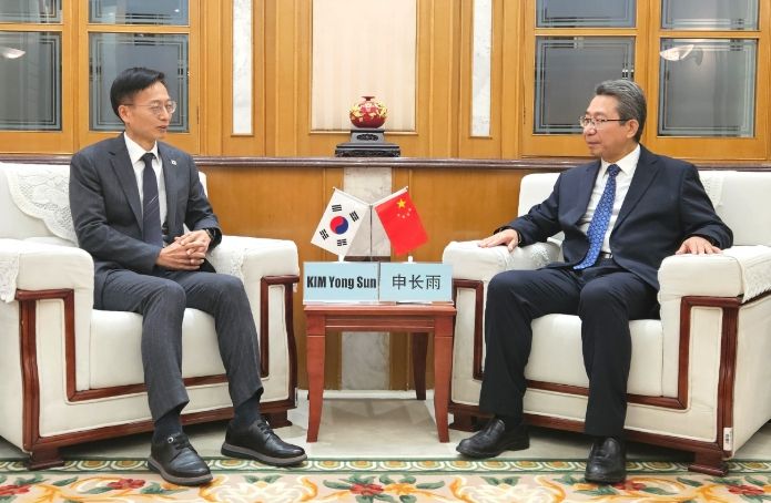 김용선 지식재산처장(왼쪽)과 션창위(申长⾬) 중국 국가지식재산국 청장이 지식재산 최고책임자회의를 진행 중이다.