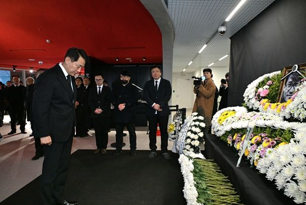 오세훈 서울시장이 6일(화) 충무로 서울영화센터에 마련된 고(故) 안성기 배우 추모공간을 찾아 헌화 후 묵념하고 있다.