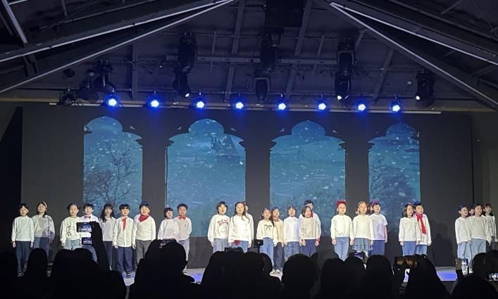 캠프에 참여한 학생들이 뮤지컬 공연을 선보이고 있다.