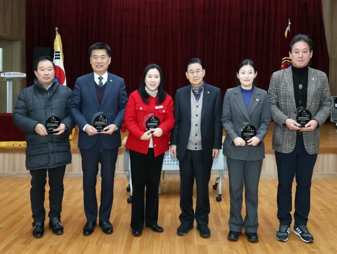 아산시의회 문화복지환경위원회 의원들과 의장이 감사패를 수상했다.