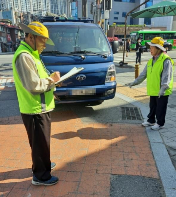 어르신 주차질서 안내 활동 모습