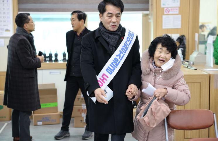 보은군, 민생안정 지원금 1차 지급 시작… 최재형 군수 현장 도우미로 직접 나서