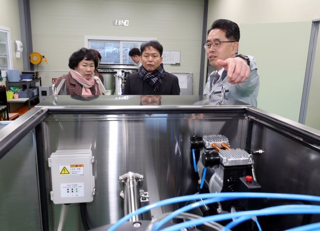 청주시 기업애로해소지원단, 친환경 제조기업 찾아 애로 청취(신병대 청주부시장(왼쪽)이 박관순 터보솔루션㈜ 대표로부터 제품에 대한 설명을 듣고 있다.)