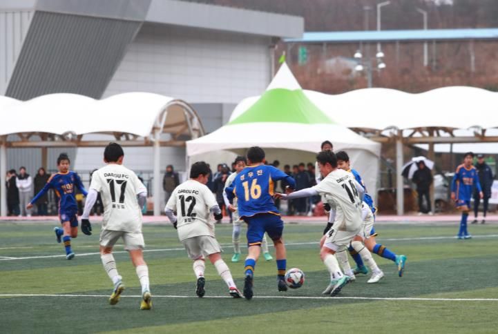 2025년 열린 울진금강송 춘계 중등 축구대회 경기 모습