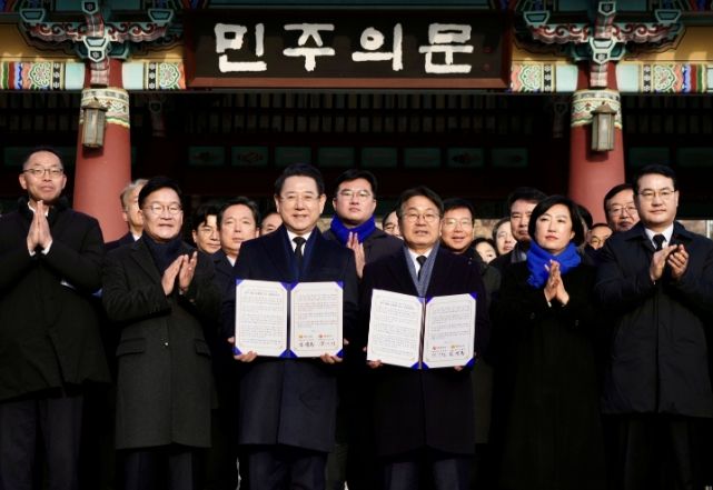 강기정 광주광역시장이 김영록 전라남도지사와 함께 지난 2일 국립5·18민주묘지에서 '통합 지방정부 추진 공동선언문'을 발표한 후 기념촬영을 하고 있다. /광주광역시 제공