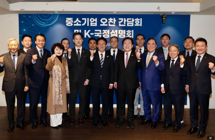 김민석 국무총리가 3일 중구 달개비에서 중소기업인들 대상으로 열린 K-국정설명회에서 강연을 하고 있다.