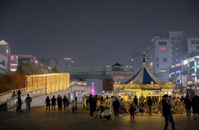 안산문화광장에서 개최된 겨울 빛 축제 '안산 겨울 빛의 나라' 전경.(안산문화재단 제공)