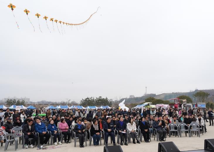 지난 14일부터 이틀간 영산강정원 일원에서 열린 ‘2026 설맞이 연날리기 축제’에 총 5천여 명이 방문했다.(사진 제공-나주시)