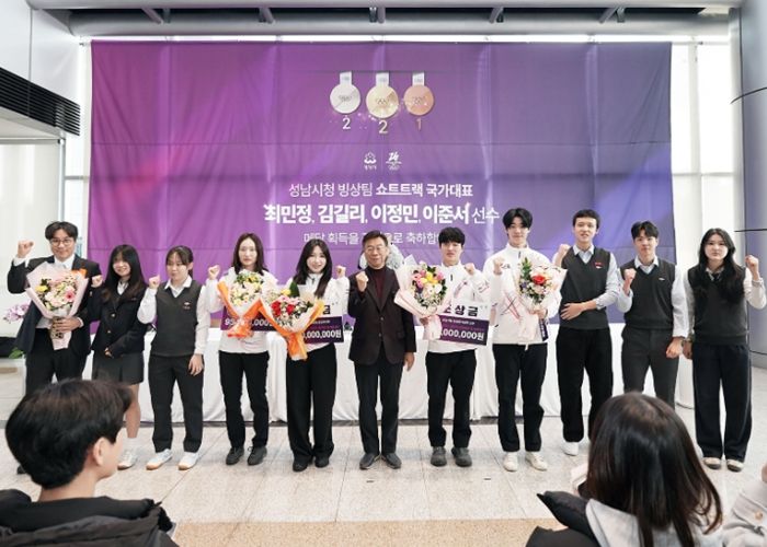 ‘2026 이탈리아 밀라노·코르티나담페초 동계올림픽(2.6.~22.)’ 대회에서 5개의 메달을 딴 성남시청 빙상팀 쇼트트랙 선수들이 시청 로비에서 열린 팬 사인회에서 기념사진을 찍고 있다.