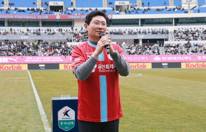이상일 시장이 1일 미르스타디움에서 열린 하나은행 K리그2 홈 개막전에서 인사말을 하고 있다